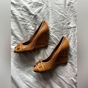 Tory Burch Tan Pebbled Leather Peep Toe Cork Wedge Pumps Logo Hardware Shoes 8.5